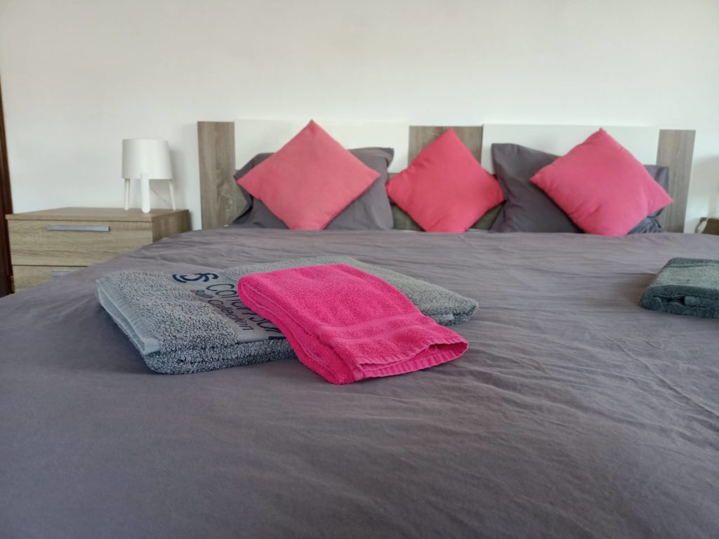Room 1 extra king close